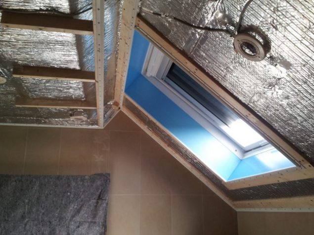 badkamer plafond isoleren met alutherm isolatie en spanplafond in badkamer